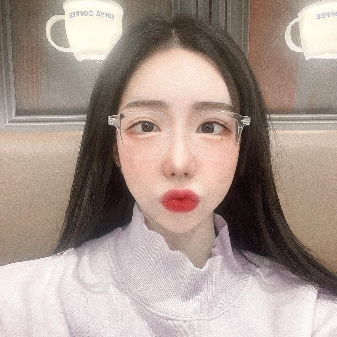 갱 on Instagram: “사이버 펑쿠,,, 투명 안경테를 찾는다묜 ,,,? ✔️ 깰꼼하게 쓸수 있는 가벼운 안경테! ! 원래 뿔테 안경을 별로 안 좋아하는 저라서 뿔테는 진챠 오랜만에 껴봤는데요 ✨,, 너