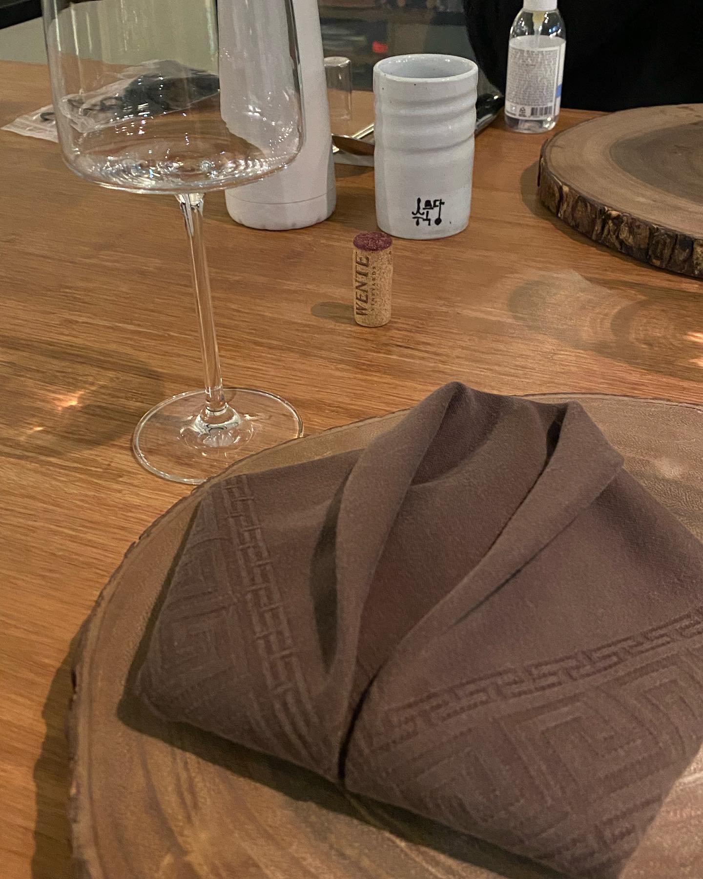 오랜만에 먹피드
 
클마이브 때 다녀온 한식다이닝 수묵당
음식 하나하나가 예뻐서 먹기가 아깝당
 
디너 8코스 59,000원
디너 코스치고 저렴했으나
막상 다 먹고나니 딱 적당한 가격인듯!
 
네가지 제철 작은한입들
타락
방어
닭고기솥밥
클렌져
오리가슴살/이베리코목살
디저트
다과
 
수묵당의 장점은 인당 콜키지 1병씩 프리 ㅎ
 
#수묵당
#도순이의맛집 
#도순이의맛집_강남