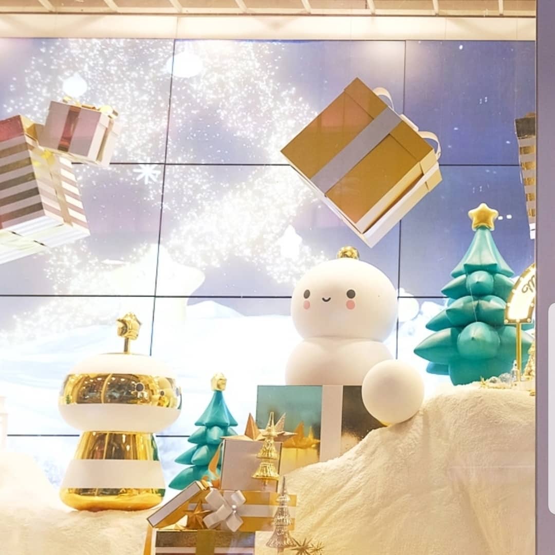 #크리스마스인롯데 #리틀클라우드 
lotteshopping lotteshopping_event 

귀요미 친구들 덕분에 연말이 따뜻해졌어요. 밖은 추워도 우리들의 온기로 가득 채워나가기로 해요. 롯데백화점 분위기 너무 좋아요.