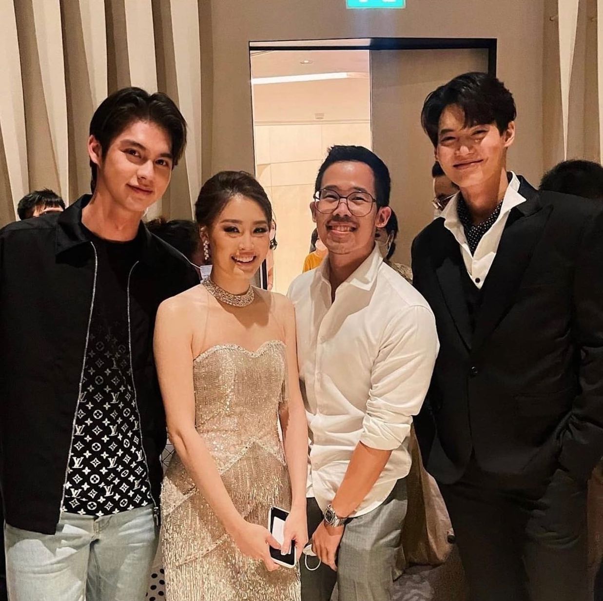 P’Bai đi dự đám cưới chị của N’Win . Trong một buổi tối mà hight quá nhiều , ảnh gia đình P’Bai có Win , còn lúc nãy thì P’Bai đi dự đám cưới chị của Win . Ôi mạ ơi ! OTP nhà con real quá .