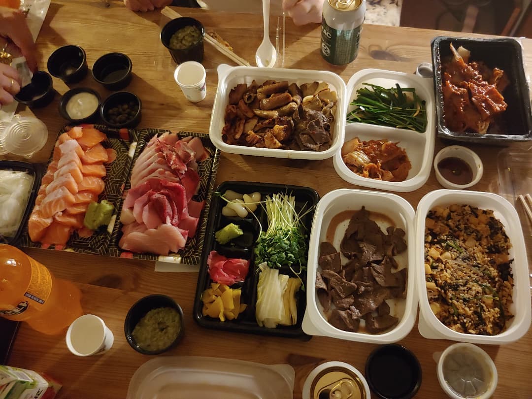 올 한 해도 무사히 지나갔다-😌

코로나로 인해 맘편히 약속 잡기가
어렵다보니 잠깐의 만남들이 
더더욱 소중히 느껴졌던 한 해

20대 끝자락에 결혼이라는 
큰 일도 무사히 치르고
열심히 돈 벌어 차곡차곡 모으고
짝꿍이랑 사이좋게 하루하루 보낸 나 칭찬해❤

2022년도 마음껏 행복하고 재밌게 보내자👊