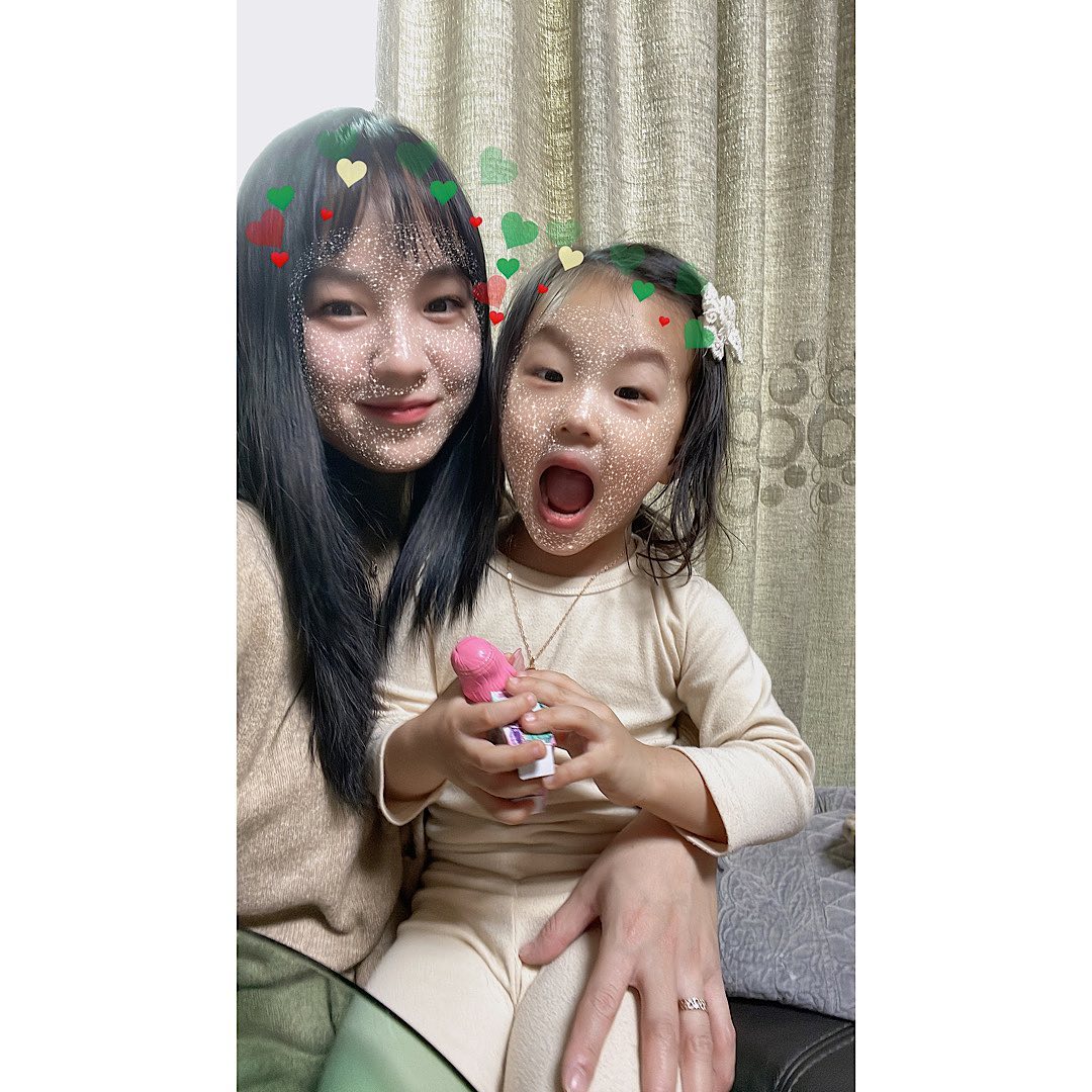 HAPPY NEW YEAR ✨✨
이제 5살, 3살이 되는 울 아가들과🧡
할머니집에서 방학을 보내는 동안 재미있게 놀았다가, 때리고 싸웠다가 벌도 서고 강제 화해하는 남매👫
싸우고 화해하고 반복하다보면 서로의 소중함도 느끼고 더 커있겠지 🤍
-
엄마, 예쁜말해요~ 수림이 속상해요 하면서 표현 잘 하는 딸래미와 옹알거리면서 애교부리는 아들덕에 행복한 21년 보내고 몇시간 뒤면 30대,, 🤦🏻‍♀️
이제 오빠한테 20대랑 산다고 잘하라는 말도 못하게 되고, 앞자리가 3이라는게 너무 슬프지만 😭
22년에도 우리 가족 행복하자아아아 ✨✨
-

온 몸이 아프니께 얼른 어린이집 가자 얘들아 ㅠㅎㅎ

🤍HAPPY NEW YEAR 🤍