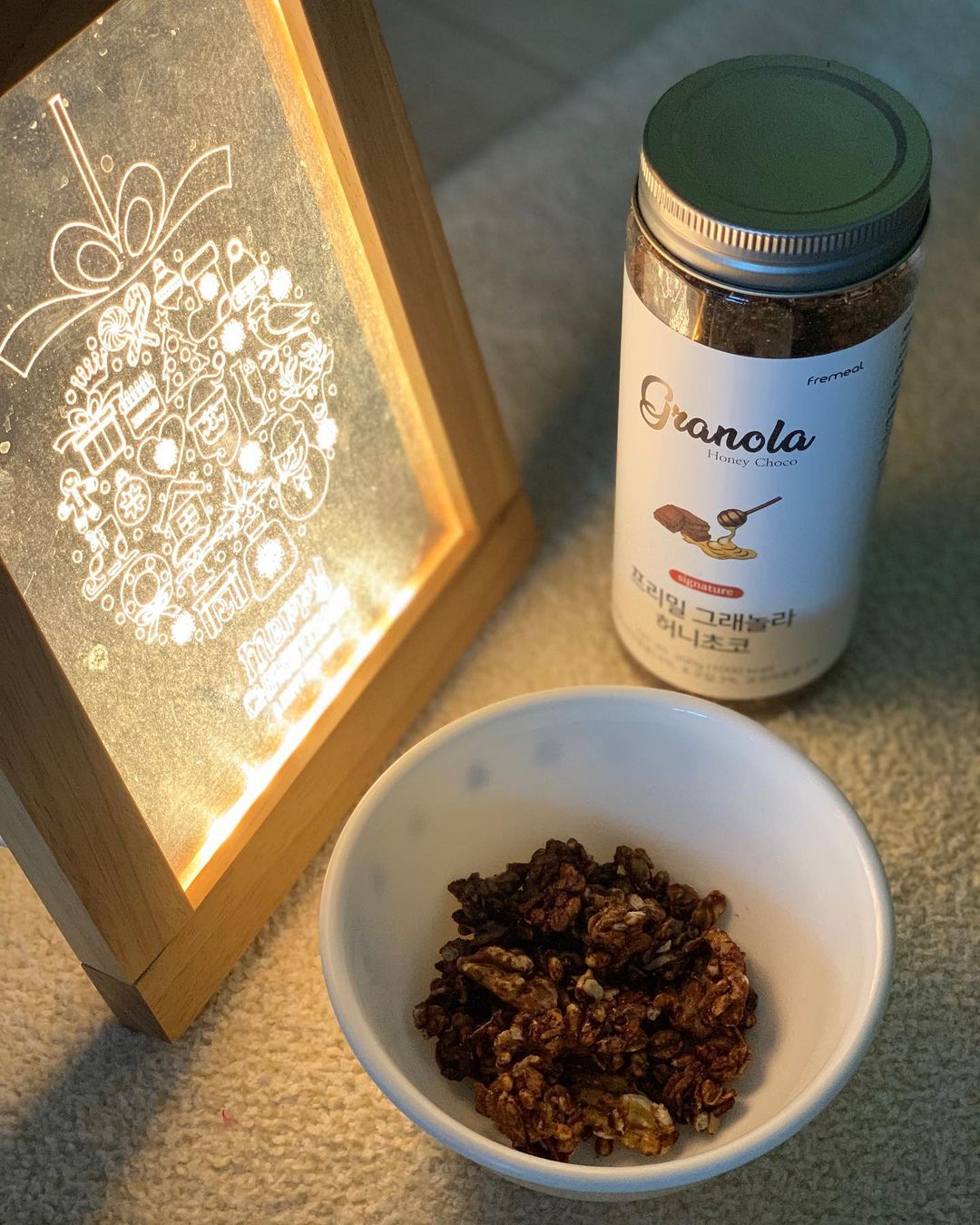 💉 on Instagram: “프리밀 시그니처 그래놀라 허니초코예요🍫 설탕, 밀가루, 팜유가 전혀 들어가 있지 않은 건강한 그래놀라이며 수제로 두툼하게 뭉쳐 직접 정성스럽게 구운 바삭한 수제 청