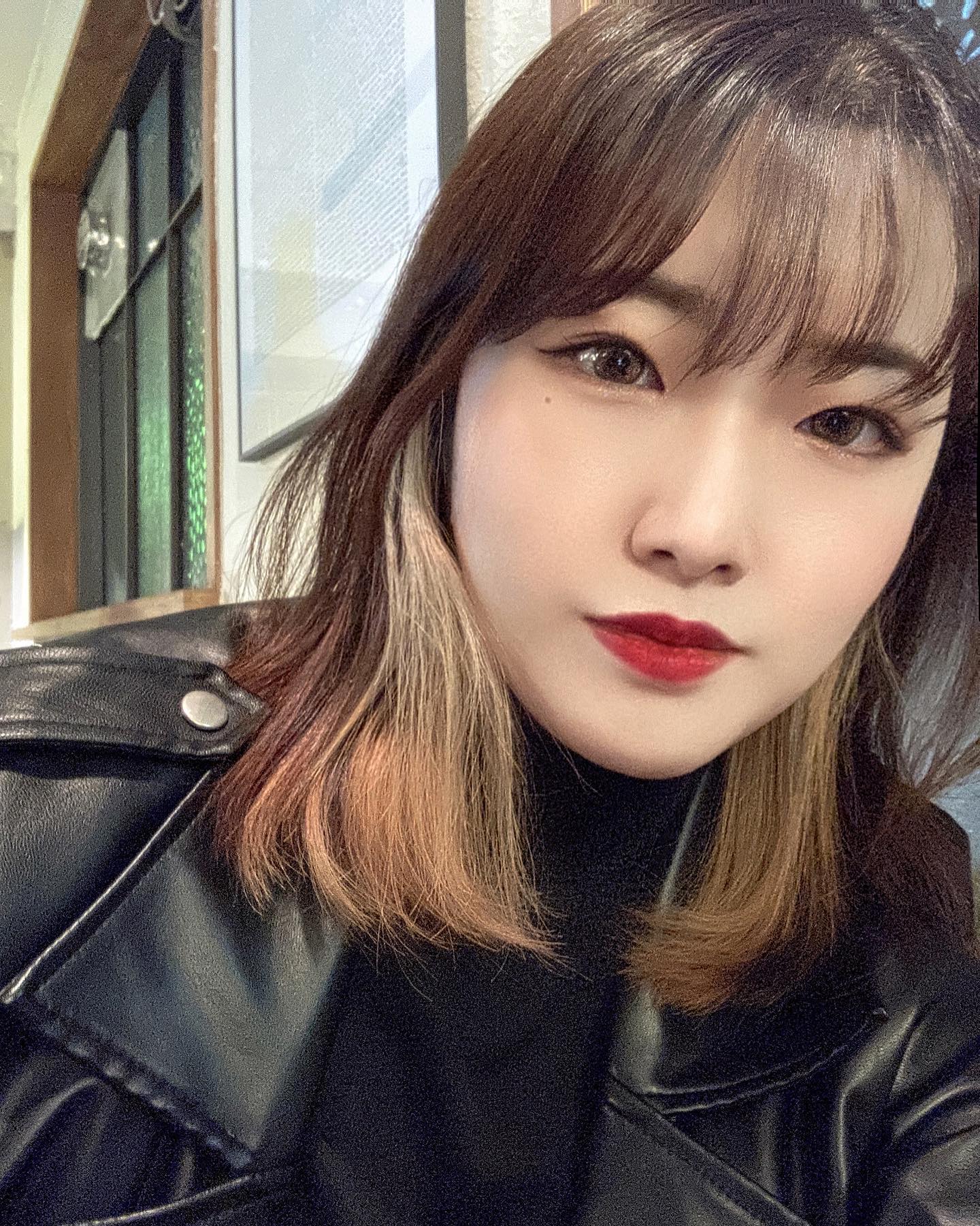 작년엔 재택근무도 많이하고 어떻게 지나갔는지도 모를 나의 서른, 암것도 한게없는 작년이지만 하나 잘한거 있어요 머리자른거💇🏻‍♀️ 홧김에 자른 머리지만요 ㅎ 아 인생머리 찾게해주셔서 감사해요(?) 이제 만나이도 20대가 아니라니🤦🏻‍♀️ 모든 순간 제곁에 있어준 분들 감사합니다! 올해도 련정 찡찡 다받아줄거죵?😗 (30대에도철없음) 

#2022 #Happynewyear #明けおめ #만나이도서른 #selfie
