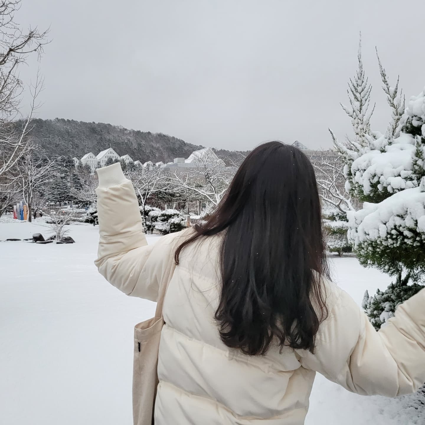 21년이 가고 22년이 왔네요.

빠르게 지나가서 참 짧게만 느껴졌던 21년이었는데 사진첩을 보니 또 그렇지도 않았네요. 순간순간의 시간들을 더 소중하게 아껴주며 보낼 걸 조금은 후회가 됩니다.

이번 년은 새해 인사를 돌리지 못했습니다.
그렇지만 제 21년의 추억과 기억으로 남아주신 분들께 여기서나마 감사 인사를 전해드려요.

모두의 22년이 행복으로 가득 찼으면 좋겠습니다.