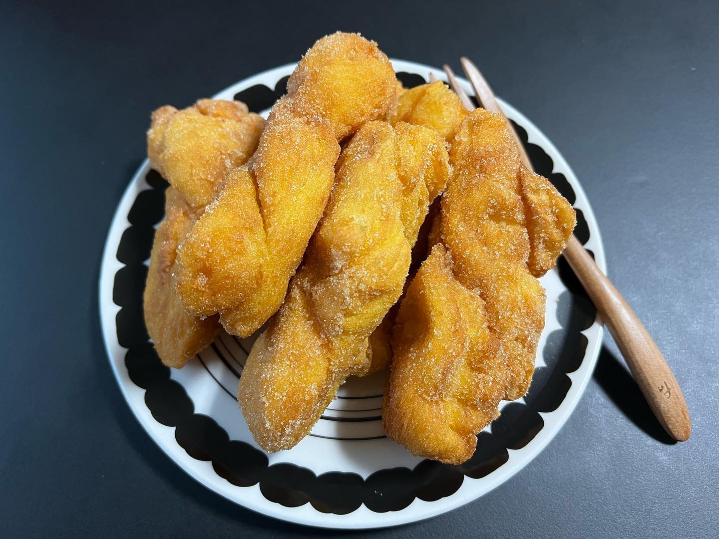 동네 동생에게 받은 꽈베기~
맛집 꽈베기 줄서서 사왔다는데 역시나 넘나 맛있당~~❤️👍

#꽈베기