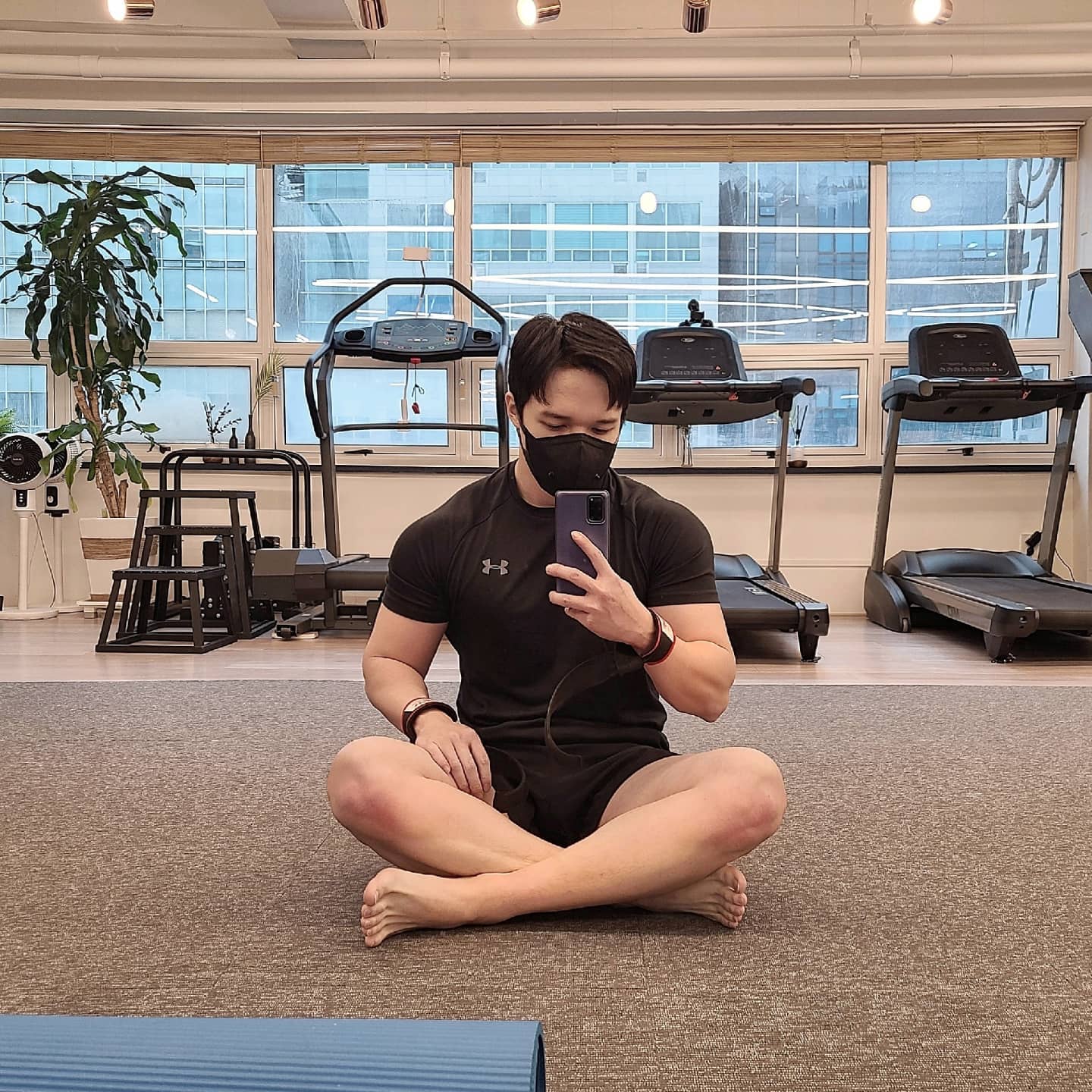 헬스장 분위기 넘모 좋다🙂
편안하면서 따뜻한 분위기☺

맨발 헬스는 처음이라 약간 어색했지만!
언릉 적응하고 땀으로 다 젖을정도로 미친듯이 열운!!💪🏼💪🏼

목요팅!!!!🔥🔥🔥