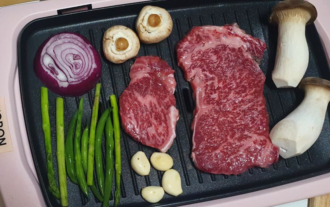  “#협찬#투쁠한우#태영한우 입니다💕 꺄아아 마장동소고기! 🥩🥩 태영한우는 투쁠중에서도 자체선별을 한번더! 진짜 최상급한우만 고집한다고해요 ~!!🙊 아유.. !! 너무 맛있네요 ~ 살살녹아요😆💛 꽃등심 마블링 선명하고 비쥬얼부터 끝내줘요 집에서…”