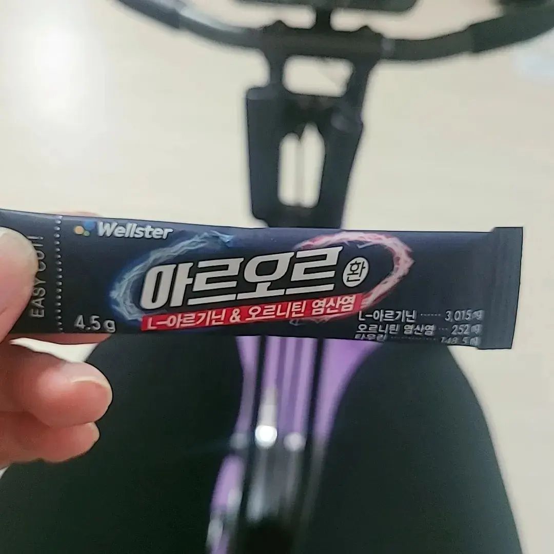 ⠀
요즘은 날씨도 춥고!
코로나로 헬스장도 못가고..
매일 저녁에는 꼭 홈트레이닝하기!
유투브보면서 2편정도 운동 따라하구
1시간 집에서 자전거타기!! 🚲🚲
⠀
집에서하는 홈트이지만 부스팅을 얻기위해
#웰스터아르오르환 챙겨먹기!
장어의62배, 낙지의87배, 굴의208배
초고함량 아르기닌 포함이라구함!!
⠀
환이 꿀로 코팅되어있다고 하는데
진짜로 꾸르맛남..ㅋㅋㅋㅋ
환이 들어잇는 봉투를 똑하고 뜯는순간
달달~한 향이 솔솔 나고 먹을때도 물론 달달해서
거부담따위 전혀없지요 ㅎㅎㅎ
⠀
저처럼 홈트아 아니면 헬스장 ,
야외운동하기전에 드시는것도 좋고
피로감 만빵으로 쌓이는 직장인분들이
드시기에도 좋을거같어요~~
#협찬 으로 먹어봤지만
꾸준히 먹어보고 싶어서
추가구매 고고찡하러가려구여 😄😄
wellstermall
⠀
 #홈트레이닝 #퇴근후운동 #오르니틴 #운동필수템 #운동할때 #펌핑 #웰스터 #아르기닌 #피로회복 #운동하는여자 #홈트레이닝
⠀