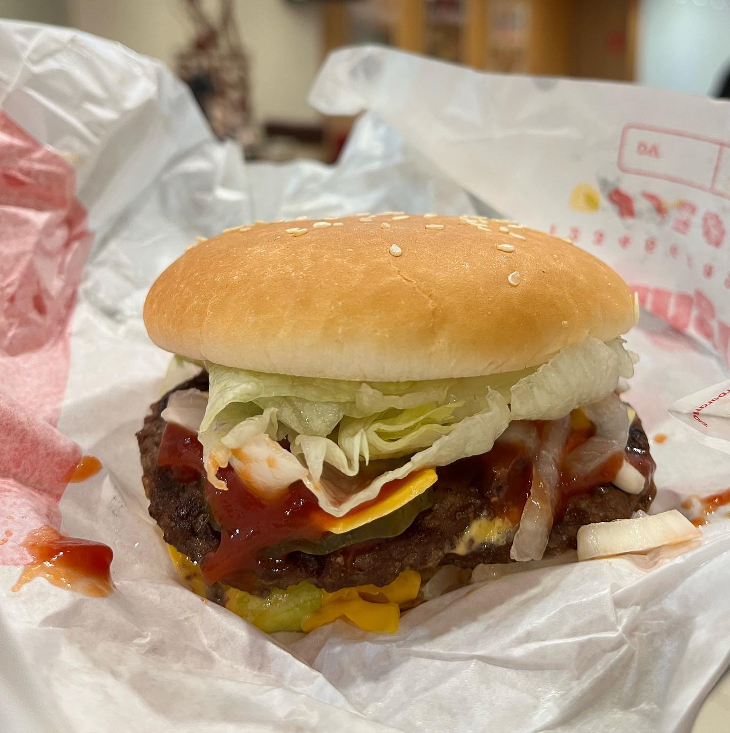 버거킹 😋✨

간단하지만 맛있눈 햄버거 !! 
저는 맘스터치와 버거킹을 제일 좋아해요😋😋 맘스터치는 싸이버거와 버거킹은 트러플 머쉬룸 와퍼를 제일 좋아해요😝 오늘은 할인행사가 진행 중인 버거를 먹어봤슴니당 !! 

#1 더블오리지널치즈버거 세트
세트 가격이 4,900원 ..!! 너무 저렴해서 안 먹을수가 ..💁🏻‍♀️ ㅋㅋㅋ 고기 패티가 두장이니 맛도 두배지요 👏👏 

#2 롱치즈스틱
지굼 이게 이벤트 중이더라구요!! 저 긴게 1000원 .. 저도 모르게 주문을 😋 다이어트는 내일부터죠 ㅋㅋ!!! 

간단하지만 맛있게 잘 먹었슴니당 ㅎㅎ 다들 최애 버거는 무엇인가욤?? 😋

#버거킹 #버거킹메뉴추천 #치즈버거 #점메추 #저메추 #햄버거 #선팔 #맞팔 #먹스타 #먹스타그램 #먹스타맞팔 #소통해요 #메뉴추천 #먹팔 #먹소통 #먹팔맞팔 #먹팔환영 #먹팔소통