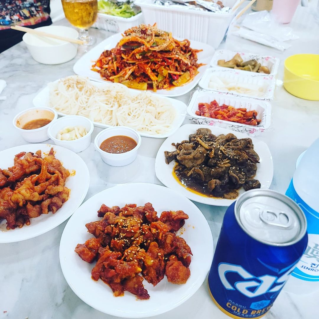  “. 한팩에 8천원도 안되는 가격에 포차보다 맛있는 한잔애제품들💕 냉동안주라 기대안했는데 너무 맛있어요😋 전자렌지돌리면 퍽퍽해지고 맛없는 비닐팩제품이 아니라 찜팩 포장으로 2분 30초면 촉촉하고 갓 한 음식처럼 맛있는 안주가 뚝딱! 나오니 밤에…”