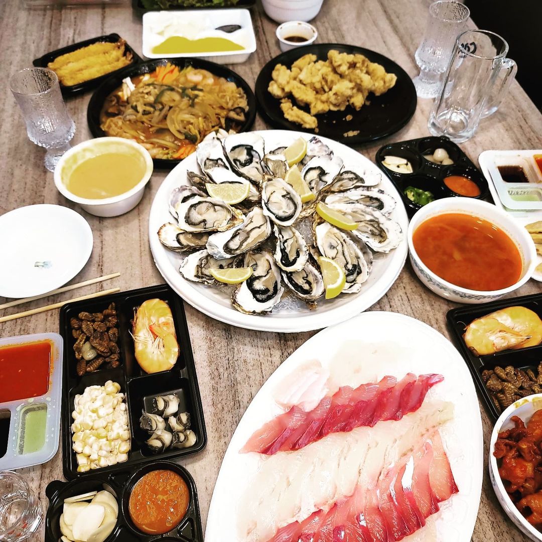  “. 주호 낳기전에는 회 한점도 안먹던 내가.. 회를 즐기다니😋 진짜 입맛이 변한게 웃기네 새해 마지막 우리 가족들이랑 새해 첫날을 우리 가족과 함께 하니 너무 좋다 다들 너무 사랑하고 새해 복 많이받으세요 아.. 좋다☺ #취중진담…”