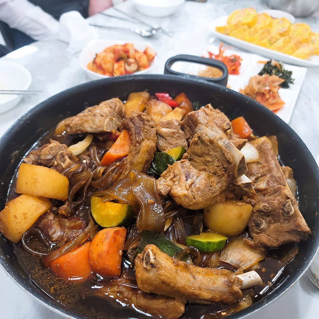  “. 집에 고기 떨어질일 없는 우리집☺ 대충 핏물빼서 한번 삶아 버리고 새로산 압력쿠커로 조리하려는데 양이 넘많아서 압력모드만 쓰고 다시건져서 제일 큰웍으로 바꿨는데 넘쳐서 🤦‍♀️... 제일 큰 곰솥 꺼냈다 다시 야채 숨죽고 그래서 웍으로 졸였다…”