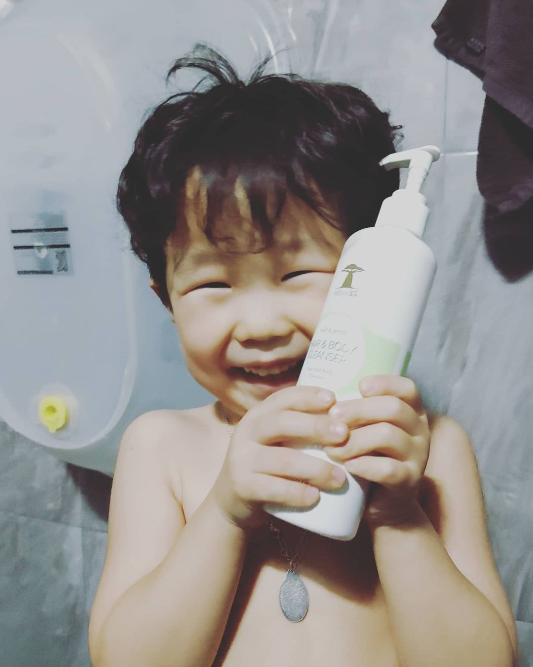  “#제품협찬 . 미하이스35협찬받아서 사용하는거지만 나름만족도가높아요 우선 향이은은하고좋고 거품도잘나고 머리감길때눈따갑다는말안하는게제일좋더라고요 애들용품중에꼭사야하는것들이있는데 저는이거다쓰고도 내돈내산할거같아요…”
