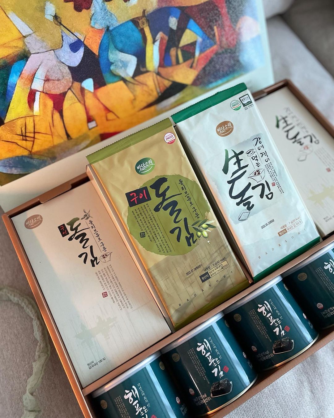  “#협찬 얼마 안남은 설 선물세트 🎁 전 이쯤 되면 미리미리 리스트 짜는편이에여 올해 정해놓은 품목중 하나는 ! 바로바로 김세트 😝 왜냐면 김은 호불호가 없어서 받으시는 분들도 다 좋아하더라구용 이번 선물세트 바다소리 김세트는 캔에 포장된…”