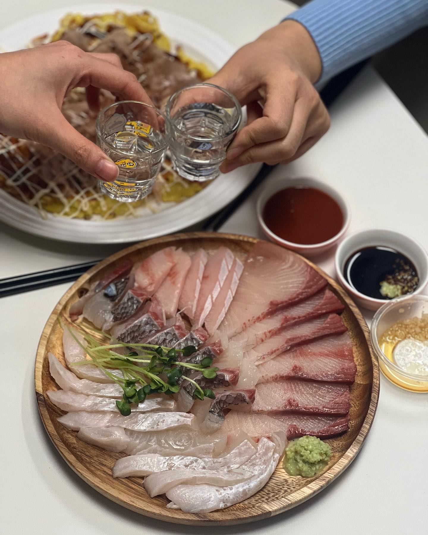 #오늘회제공 onul_hoi 🐟

겨울 = 방어 국룰 아니겠어요?! 😉
계절 바뀌기 전에 방어 잔뜩 먹으려고
오늘회에서 방어참광회 모듬 시켰어요 💓

국내산 방어 + 참돔 + 광어로 구성된
2인용 모듬회랍니다 🐟
집에서 만든 오꼬노미야끼와 함께
1월 첫 불타는 금요일 보내고 있네요 🔥

여러분들도 오늘회와 함께
남은 금요일 밤 보내시는 건 어떠세요 🌝

-

#오늘회 #회 #당일배송 #대방어 #대방어회 #꿀조합 #우리집이회맛집 #연초파티 #불금 #방어회 #방어참광회 #참돔 #광어 #모둠회 #모듬회