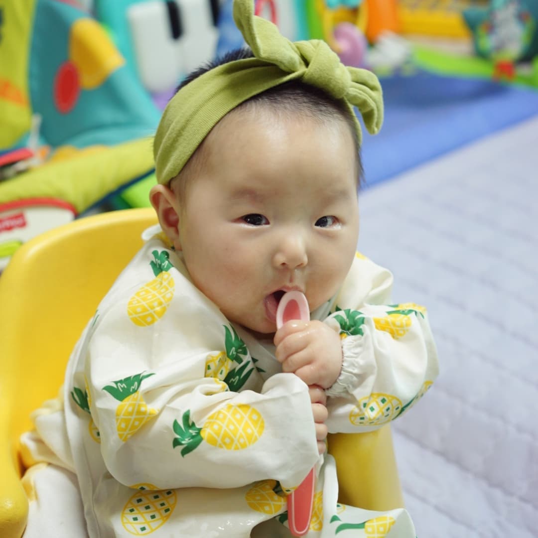 😋
초기이유식 진행중~👶
쌀미음은 직접해서 먹이고 그다음 부터는
케어비 밸런스 식단 신청!

초기이유식 화, 목, 토요일 택배로 받아볼 수 있다
초기1단계 1개월간은 알러지가능성이  낮은 재료로 구성된다
처음은 쌀미음 으로 시작하고 
처음 접하는 식재료를 추가하면서 알러지반응을 확인하면 된다

🔸️초기이유식🔸️
1일1회
10배미음 
한끼 30~60g

1팩에 160g 들어있어 
50g씩 소분하여 보관후 먹이고 있다

청경채미음 처음 먹였는데 
맛이 낯설어서인지 자꾸 푸~하고 밀어내어
30g겨우 먹었다

오이미음, 수수미음, 다양한 메뉴가 기다리고 있다
엄마가 챙겨주는거보다 시판이 더 다양하고 신선한거같다
일주일에 세번 식단별로 배송이 되어 좋은거같다

#케어비 #맞춤이유식 #초기이유식 #미음 #청경채미음 #오이미음 #수수미음 #밸런스이유식 #이유식배달 #케어비이유식