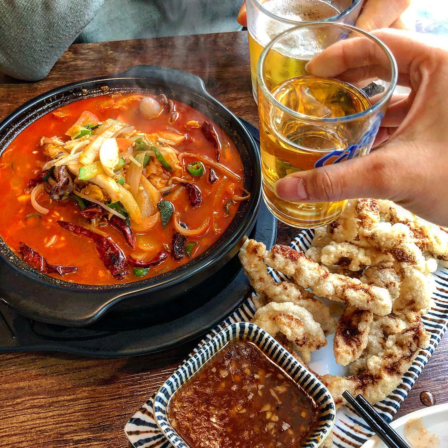 📌 #봉천맛집 - #영구키친 

💘 여태 먹어본 탕수육 중 1등으로 생각나는 탕수육 ❤️ 

이 집 시그니처 #마늘탕수육 은 튀김 자체도 맛있지만, 마늘 소스가 대박적.. 이 곳에서만 먹을 수 있는 맛이예요‼️❤️‍🔥 

짬뽕도 기름지지 않고 얼큰하고 시원한 맛이예요 😋 직원분들이 친절한 건 물론이고, 가격도 저렴하고 음식들 맛이 전부 훌륭합니다 ㅎㅎ 꼭 가서 드셔보세요 강추🔥

💸 해물짬뽕탕 12,000원 
  마늘탕수육 12,000원 

🔥 5/5. 

#헝그리_봉천 #헝그리_관악 #헝그리_맛집 #헝그리_중식
