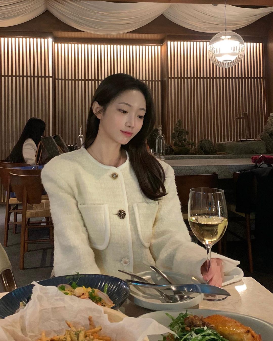  “#광고 연말룩으로 딱..🧚🏻‍♀️ 고래서 마지막 날 입어찌 다들 새해 복 많이 받아요 ❤️ #민트코 #mintco #모노모거원피스 #원피스 #샤넬ST #청담룩 #청담컨셉 #자켓원피스 #하객룩”