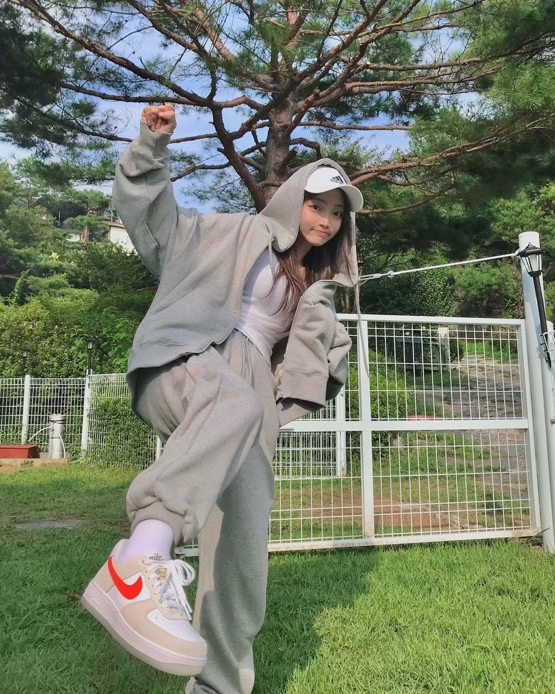  “얍 다가오는 가을 나의 교복템🐰🥕 어디 외출할 때나 촬영장 갈 때 무조건 편안한 옷에만 손이 가는데 이건 휘뚜루마뚜루 입기 딱 조타 .. (୨୧ ❛ᴗ❛)✧ 바이러스 차단 기능 항균, 향취 기능있는 좋은 원단에 스카치로 차별화된 나의…”