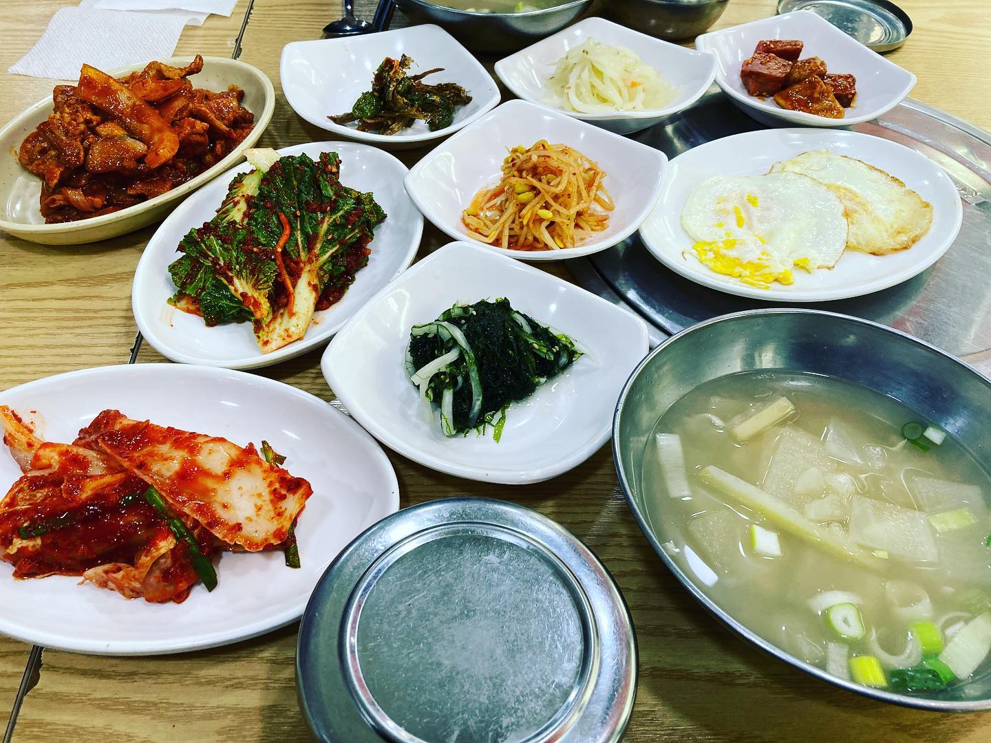 #첫줄
..
..
..
오늘은 점시!
할머니께서 파시는
집밥! 반찬이 푸짐하네요!
점심 식사들 맛있게 하세요^^
..
..
..
#점심 #일상 #소통 
주말점심 #mkyu #mkyu맞팔 #mkyu열정대학생 #인스타파워업 #인스타파워업맞팔 #맞팔선팔 #좋아요