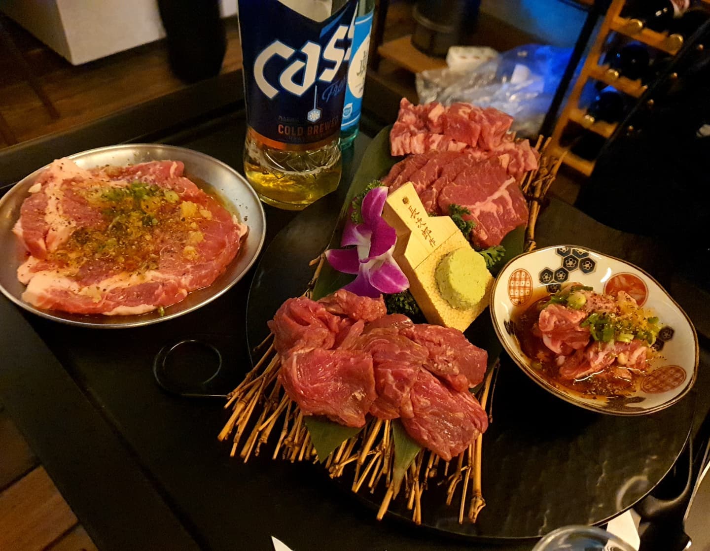 #몽상가

용산 맛집 몽상가~

분위기도 뭔가 일본 선술집?느낌 나는곳♡

넘 급히 먹느라 굽는 고기 사진을 못찍었네 ^^;; 

4인모듬: 
모듬화로고기(등심,부채살,갈비살,늑간살, 양념이베리코목살), 화양전골, 튀긴양파흰쌀밥 이렇게 나오고 마지막에 돼지 껍데기 먹음~~ 

너무 맛있다^^

 저녁에 일찍 가거나 예약하거나 안하면 자리가 없어서 못갔는데 드뎌 가봤네요♡ 

#용산맛집#용리단길맛집 #신용산역맛집#용삿맛집추천
#용산화로구이#용리단길소고기#화로구이맛직#미식가#먹방#내돈내산#맛스타그램#먹스타그램#먹팔환영#좋아요환영#먹스타맞팔#인친환영#인친해요#선팔맞팔#맛집라운딩#맛직투어