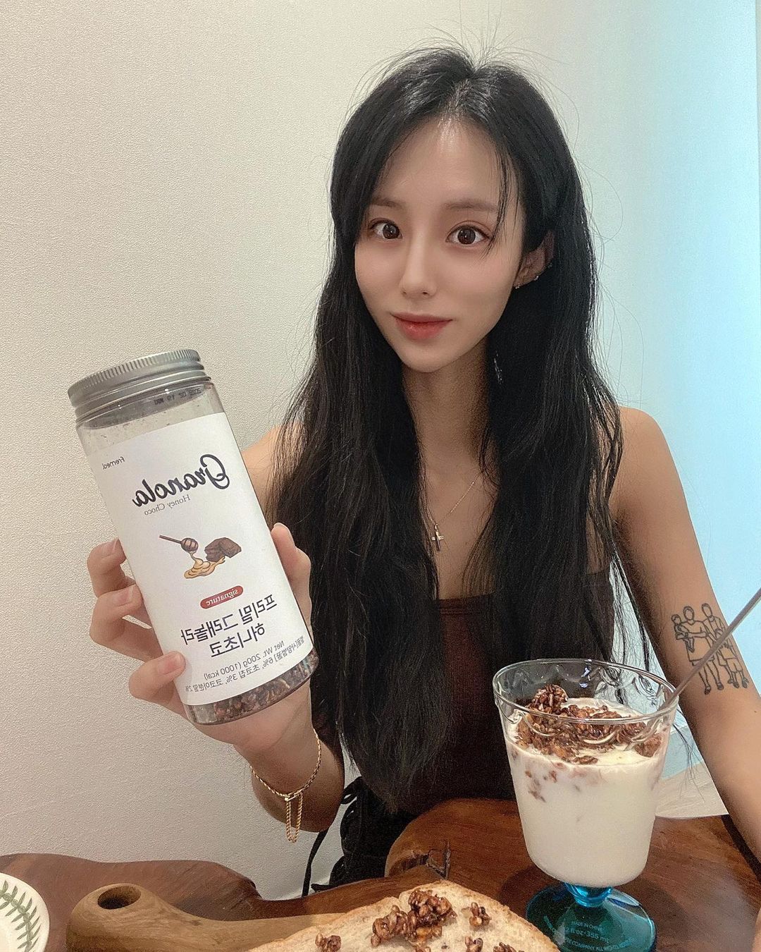  “#협찬 설탕,밀가루,팜유가 전혀 들어가지 않은 [프리밀]시그니처 그래놀라 허니초코 🥣🍫 한입 먹자마자 감탄이 나오는 역대급 맛있는 그래놀라🙌🏻 청크 형태로 되어있어 한입 가득 느껴지는 바삭함과 국내산 꿀이 들어가 풍미 넘치는 달콤함에 초코칩이 통째로…”