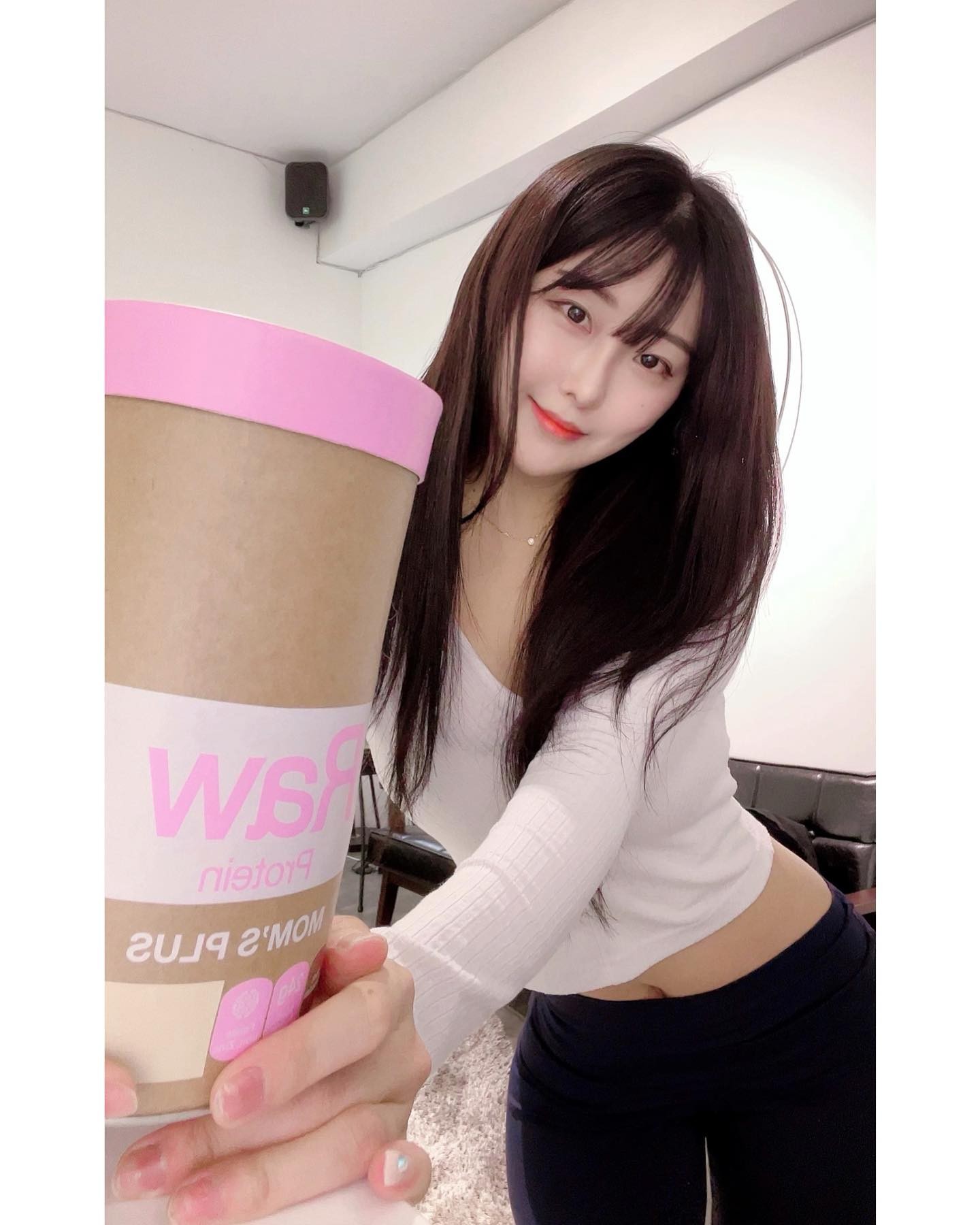 #협찬 #광고

새해에 운동 열심히 하구 계신가용?🤍
운동만큼 먹는것도 중요한거 알구계시죠😀
제가 요즘 챙겨먹구있는 식물성단백질 RAW 소개해드려요🤍
Raw 단백질은 유전자조작 GMO와 전혀 관련 없는 완두콩과 현미를 발아/발효시켜 만들었고
합성첨가물 없이 오직 자연원료로만 만든 안전한 단백질이라고합니당 👍🏻
모델 한혜진 님도 드시는 제품이라고 해용
제일 중요한 맛은.. 초코맛으로 🍫 너무 맛있어요😍 초코덕후면 무조건 좋아할맛 ❤️
제가 먹은 제품은 특히 여성에게 좋은 성분들이 함께 들어있는 "맘스플러스”입니당 
저는 요거트에두 넣어먹구 우유에두 타먹고 
운동 후에 먹어주면 든든하구 달달해서 군것질생각도 안나용! 🤤 강추합니당-💗💗💗

#단백질쉐이크 #단백질식단 #다이어트 #운동 #다이어터 #식단 #바디프로필 #단백질쉐이크추천 #초코맛쉐이크 #운동하는여자 #필라테스 #모델 #협찬 #광고 #청담필라테스 

amazoniako