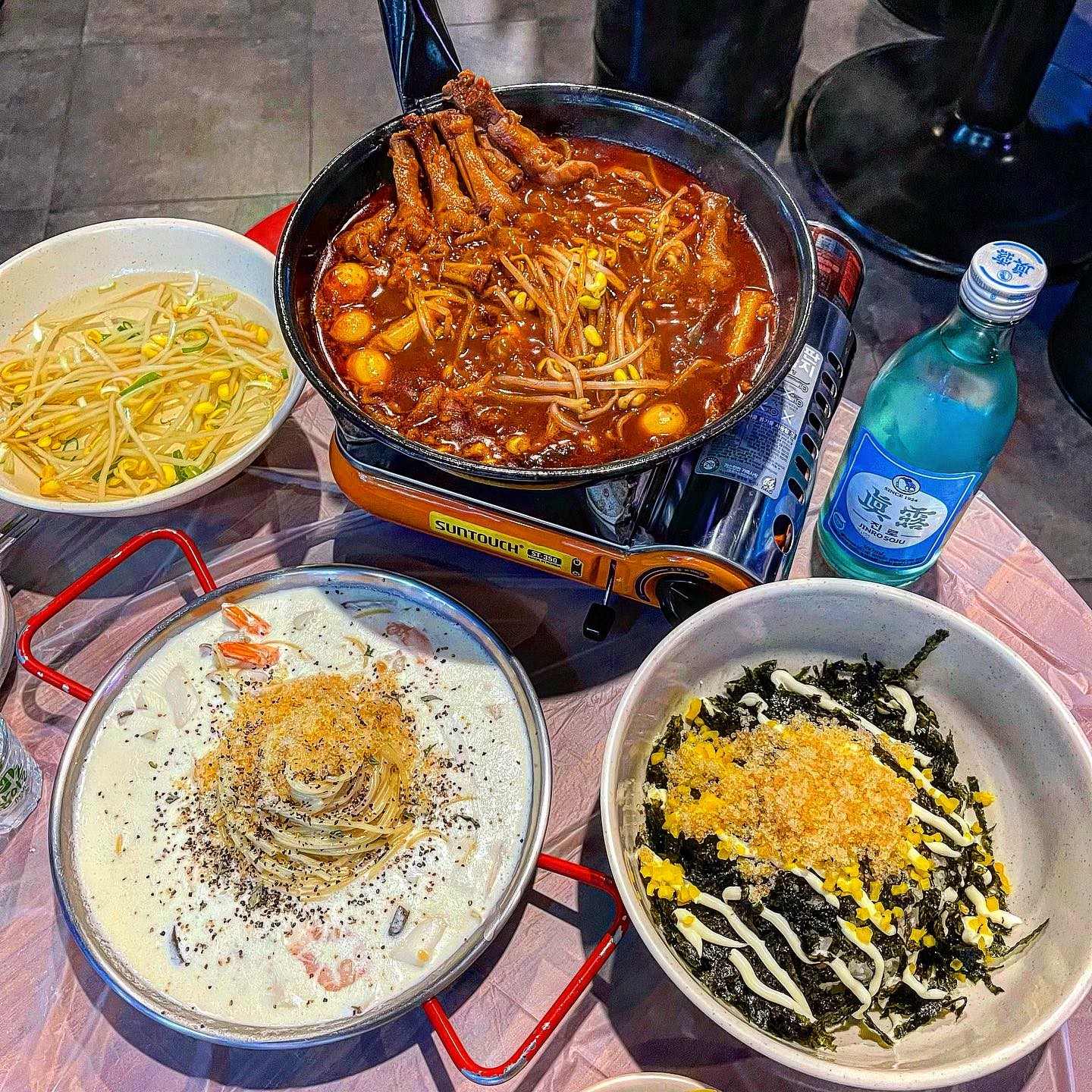 📌 #독산맛집 - #미인닭발 

💘 튤립닭발이라 먹기 편하고, 닭발도 맛있었지만 크림파스타가 대박 맛집이었던 닭발집 ‼️❤️‍🔥

닭발이 매울 때쯤 꾸덕한 크림파스타 식혀서 한 입 하면 바로 중화 🧯🧯🔥사장님이 주먹밥과 파스타에 날치알을 아끼지 않고 듬뿍 뿌려주셔서 식감 넘 좋아요❤️ 

하나하나 다 맛있고, 그 덕에 몇 병 먹었는지 생각 안나는ㅎ 안주맛집 👍🏻 잘 먹었습니당😋

💸 국물닭발 + 새우크림파스타 + 날치알주먹밥 = 32,000원 
  소주 4,000원 

🔥 4.5/5. 

#헝그리_금천 #헝그리_독산 #헝그리_닭발 #헝그리_안주