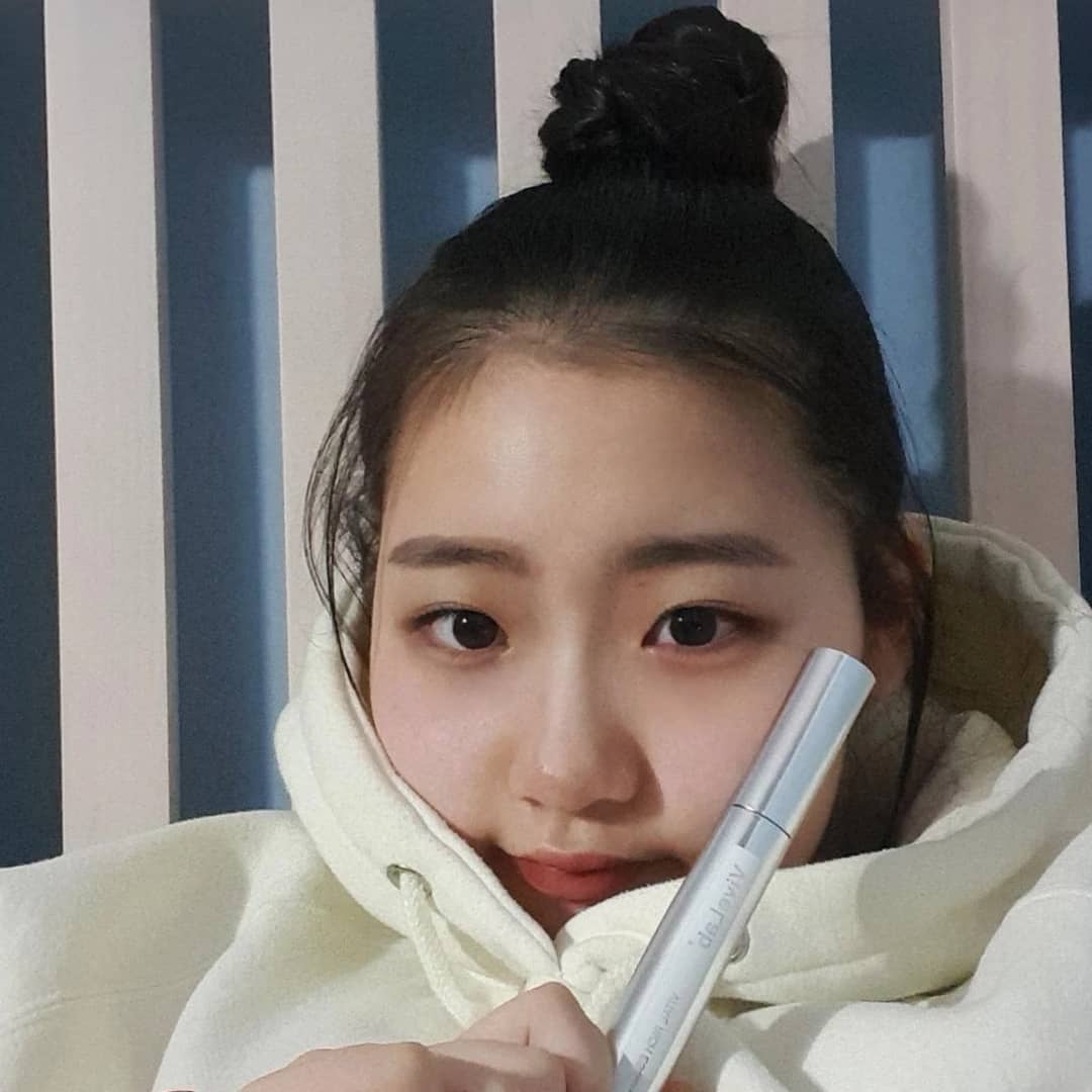 서원 on Instagram: “#협찬 페북에서 유명했던 바이브랩 속눈썹영양제😯 10가지 특수성분이 함유되어있고 눈시림도 덜해요! 원형팁이고 브러쉬 일체형이라 사용하기 편해요🤗 확실히