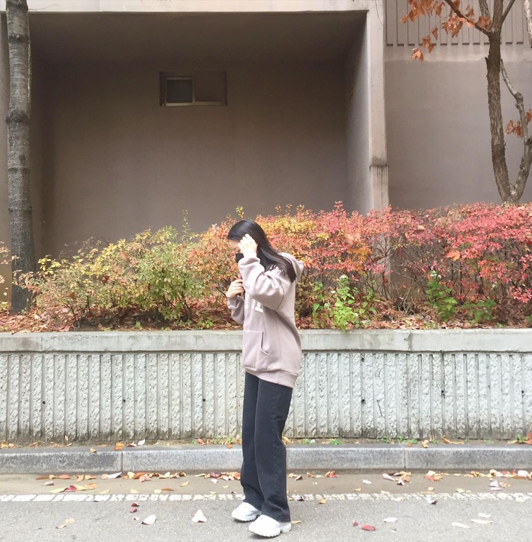 311 Likes, 16 Comments - 서원 (@seowxn0ju) on Instagram: “딱 가을🍁 . . . #협찬 #스타일뽀뽀 #여자와이드데님팬츠 #여성와이드팬츠 #여성블래...
