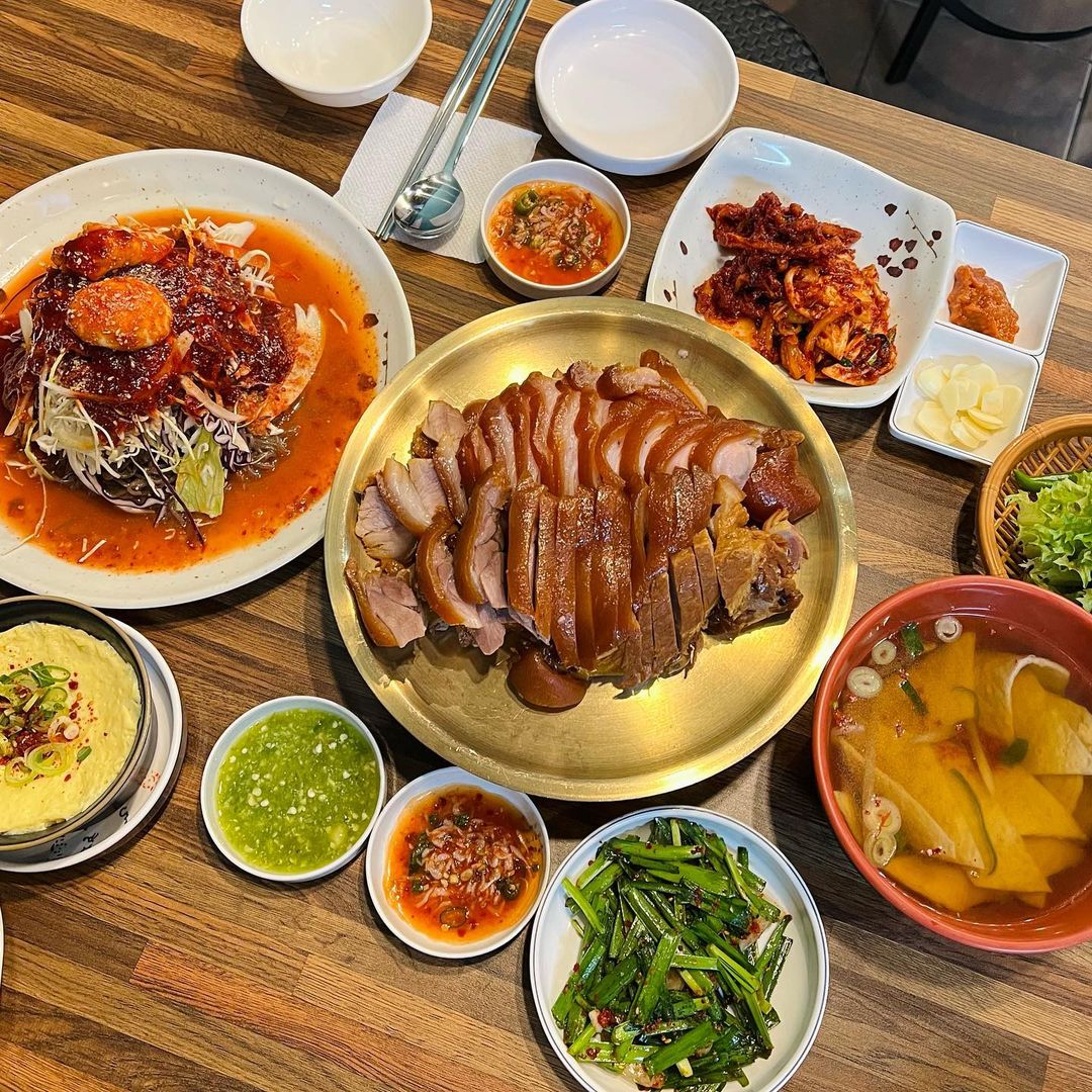 ❣️디자이너의 일상 기록❣️ on Instagram: “#협찬 시립대 앞쪽에 위치한 동대문점 #호야네족발 방문기입니다!❤️ 전농동 호야네 족발은 포장, 배달뿐만 아니라 매장에서도 식사가 가능해