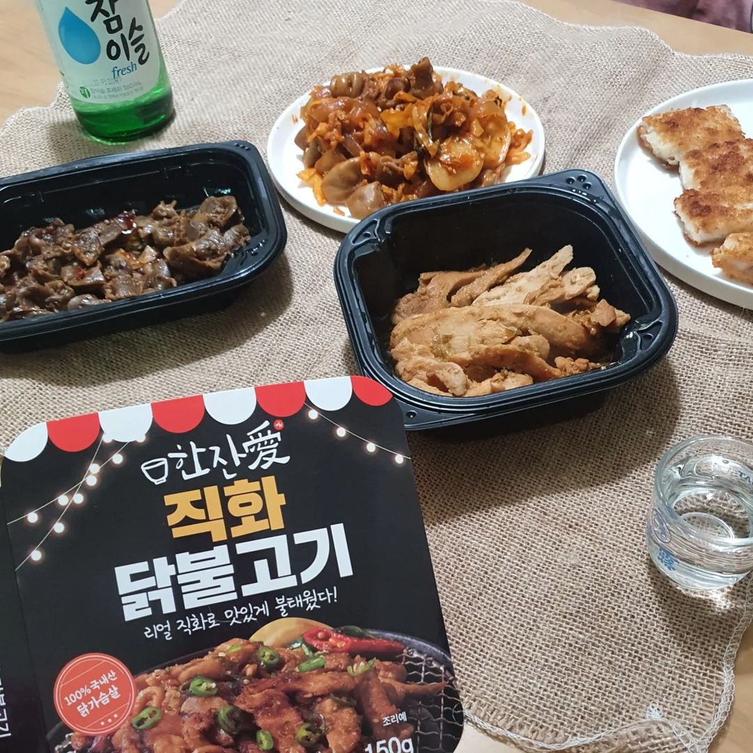 𝓼𝓸𝓵'𝓼 𝓭𝓪𝓲𝓵𝔂 on Instagram: “리얼 직화 #협찬 불향이 솔솔~나는 #한잔애 집에서 간편하게 불맛을 느낄수 있다니~ 특제 소스로 맛을 내어 자꾸 생각나는 맛있게 매운맛으로 매운