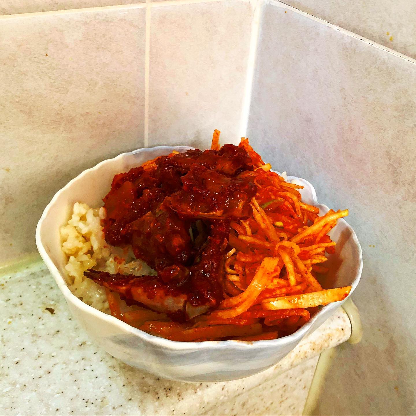 오랜만에 먹는 양념꽃게. 
매콤달콤 너무 맛있다. 

양념에 달콤함과 게살 특유의 은근한 단맛이 정말 밥도둑이다. 
양념이 너무너무 많아서 국수 끓여서 참기름 한 방울 톡 떨어뜨려 먹어야겠다. 

양념게장 덮밥이 요즘 제일 자주 먹는 음식이다.

초등학생 때 장호원갈비라고 가족끼리 자주가던 맛집이 있는데 매번 양념꽃게만 먹어서 혼났던 기억이 난다. 고깃집 왔으면 고기먹으라고....
이제 고기도 먹고 꽃게도 먹는 어른이 됐다ㅎㅎ

아파트 길거리에서 사먹고 한 4년만에 먹은 양념꽃게! 조금 맵고 감칠맛은 살짝 부족하지만 맛있다. 
꽃게 살만 쭈욱 짜서 양념갈비랑 같이 먹고 싶다. 

여러분의 마지막 꽃게는 언제인지 궁금해요:)