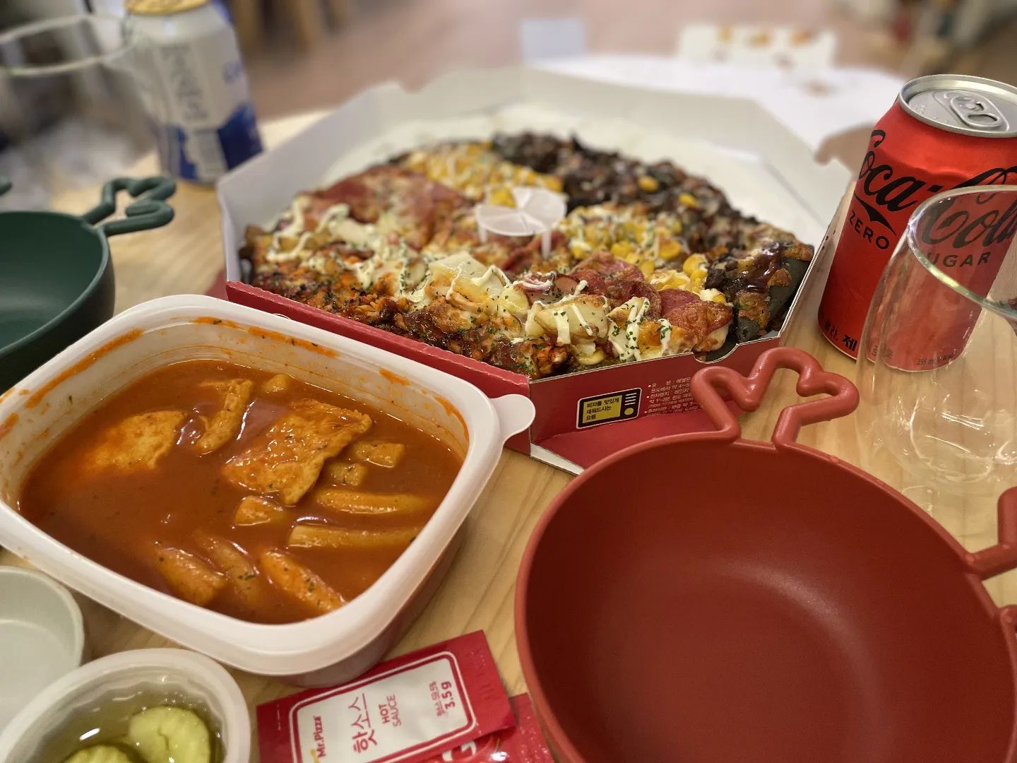 오랜만에 피자🍕 

치킨먹으려다 이미지가 넘 맛있어보여서 시킨 #피자마루 

엣지에 치즈가 없으면 잘 안먹는데
마루파이브치자는 토핑이 꽉꽉 차있어서 
남김없이 클리어😋
같이시킨 마떡은 시킬까말까 고민한 시간이 아까울정도 ㅋㅋㅋ
피자가 질릴때쯤 마떡 먹으니까 밸런스가 딱!!
다음에 피자시킬일 생기면 또 피자마루 먹을꺼에여 ㅎㅎㅎ