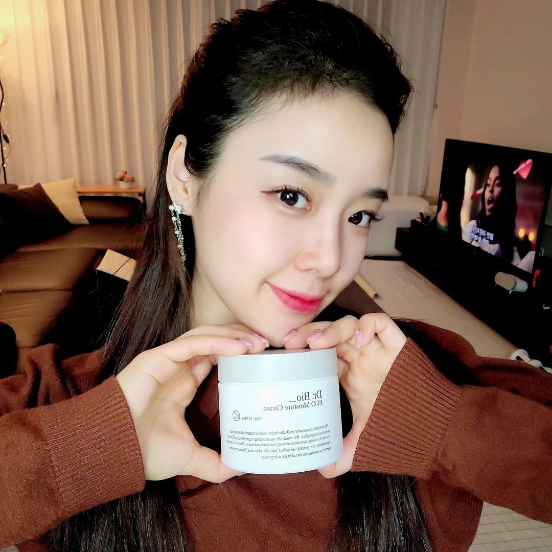 글쟁이 통역가 구찌맘 on Instagram: “#협찬 x @dr.bio_official 날은 건조하고 얼굴 보습은 필요하고..🤦🏻‍♀️ 그래서 나름 좋다는 크림 쳐발쳐발했는데 마를 생각 1도 없고 너무 리치하면 얼