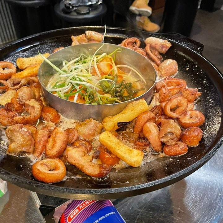 #청주곱창맛집 #청주목장곱창 SNS에서 비쥬얼보고 달려온 이곳! 가운데 모여진 곱창기름에 파김치, 파채, 김치, 양파를 구워서 겉바속촉 막창과 함께 싸먹는 그맛은 아쥬 굿 ㅠㅠ! 볶음밥까지 너무 완벽했답니다 :) 서비스로 주시는 계란말이와 청국장느낌의 된장찌개도 너무 맛있어요 ㅎㅎ 

📍충북 청주시 흥덕구 복대로189번길 9 1층 목장곱창

✌️자세한 후기는 네이버 '@체리야미' 블로거에서 확인 가능합니다 :D

#먹스타그램#맛스타그램#먹방스타그램#맛집#맛집추천#맛집스타그램#집밥#요리스타그램#서울#요리#데일리푸드#일상#먹스타#인스타푸드#오늘뭐먹지#서울맛집#맛집탐방#데이트코스#좋아요반사#팔로우#맞팔#일상스타그램#오오티디#FOOD#foodstagram#cook#instafood