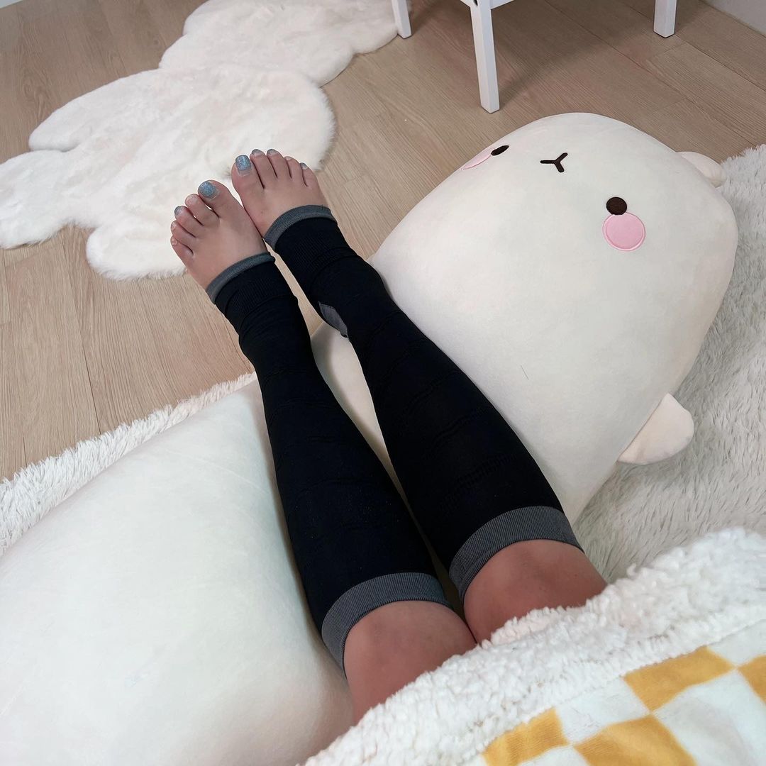 @danii__kim shared a photo on Instagram: “#광고 부종이 있어서 다리가 쉽게 붓는편이라 자기전에 마사지 후 압박밴드 필수✨ 여러가지 압박밴드를 사용해봤지만 바디앤 압박밴드가 신기도 편하고