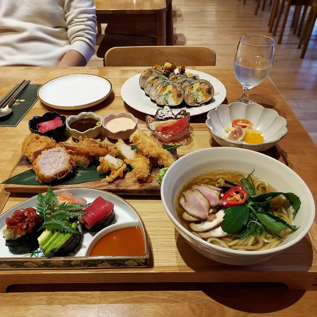 몇 달전에 다녀온 #윤경 
김밥 소바 튀김으로 구성된 #윤경정식 너무 맛있고 #후토마끼 역시 존맛탱 🤩🤩
#성수동윤경 #성수동일식 #성수동맛집