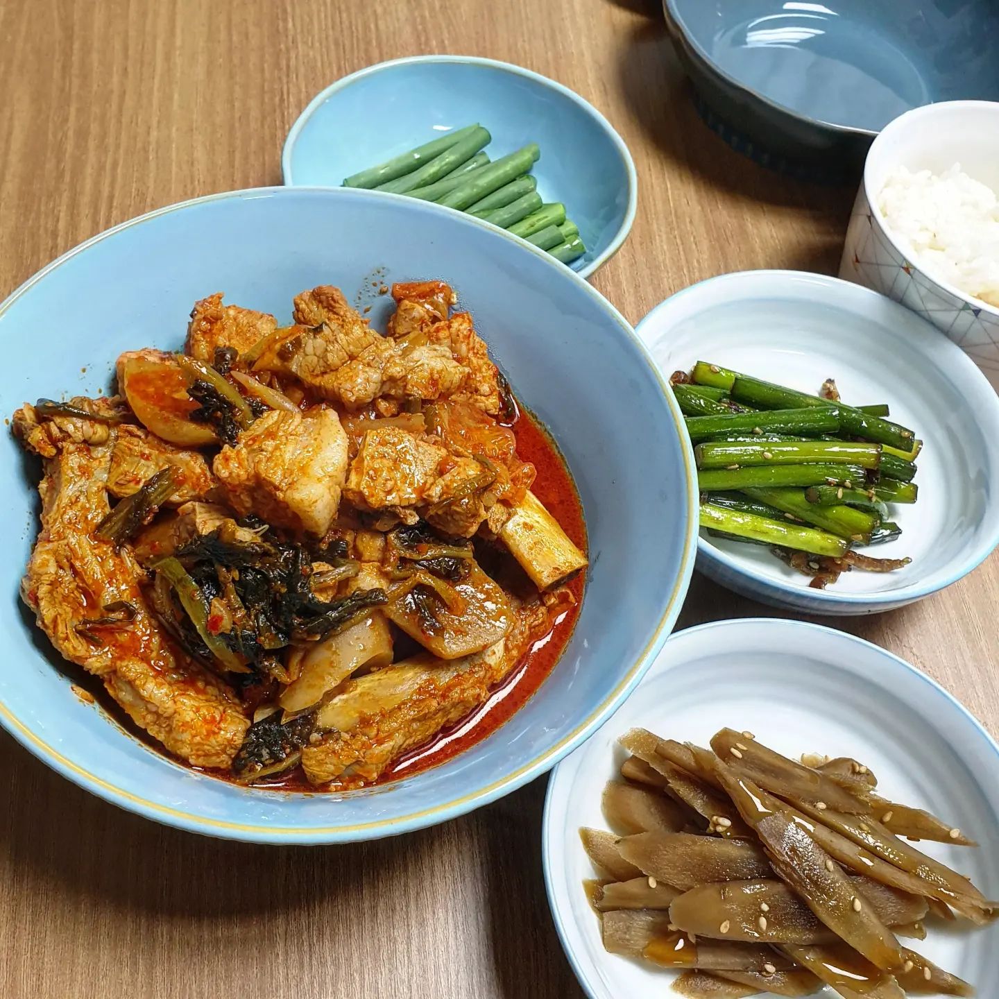 오늘은 엄마 1K 달성하신 날이에요!💕
기념으로 제가 냉털 돼지갈비찜을 맹글어봤어요😉

🐷 돼지갈비찜 🐷

1. 커피믹스 하나 넣고 돼지갈비 끓이기!
부드러워지고 잡내가 잡혀요~! 사진은.. 너무 더티해서 패쓰😂

2. 냉장고에 있는 김치, 알타리 등 냉장고 정리를 위해 다 넣어줍니다!🤗

3. 뚜껑닫고 팔팔 끓이다가 조금 익었을 때 갈비를 잘라주고, 
설탕을 조금 넣어줘요.😌❤
잘 익은 김치 덕에 다시다가 필요없어여🤭💯

+ 엄마는 우엉조림과 🦐새우마늘쫑볶음을 해주셨지요👍

+ 쏘맥 한 잔 말아서 짠짠🍻🍻
알타리랑 고기랑 한 입에 먹으니깐 넘 맛있어여🤤💋

ㅡㅡㅡㅡㅡㅡㅡㅡㅡㅡㅡㅡㅡㅡㅡㅡㅡㅡㅡㅡ

오늘은 영화! 🏃‍♀️
내일은 닭도리탕 댓글 답방 쭉쭉쭉 달려볼게요!🏃‍♀️🏃‍♀️🏃‍♀️

소소한 피드인데도.. 항상 관심 가져주시고 
댓글 달아주시는 울님들 증말 감사합니다👍😆
즐거운 저녁 되세용❤🤗

#홈쿡 #갈비찜 #돼지갈비찜 #김치돼지갈비찜 #냉털 #우엉조림 #마늘쫑볶음 #반찬만들기 #집밥 #엄마밥 #엄마랑 #기념일 #1k축하해 #음식으로진심을말하다 #먹팔환영 #먹팔맞팔 #food #pork #오늘뭐먹지 #먹스타그램 #홈쿡스타그램 #푸디드🤤