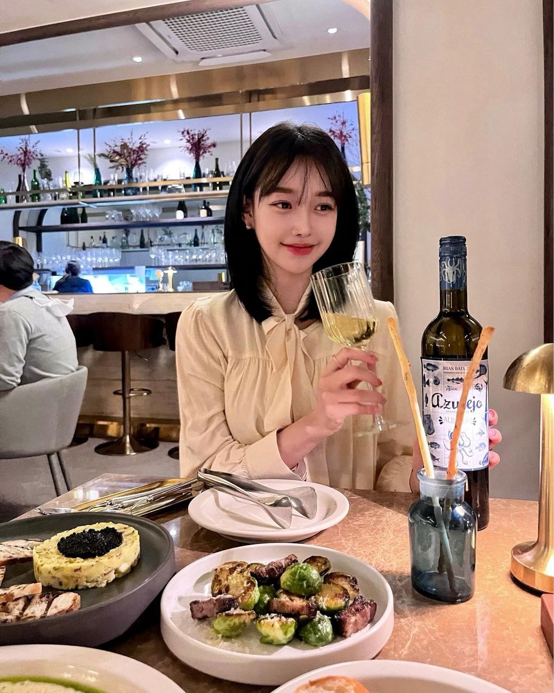 지선♥ on Instagram: “#음식제공 을지로 와인바 보틀러 고급스럽고 아늑한 분위기에 와인 마시기 너무 좋은 곳〰️ 미쉐린 출신 셰프님의 캐비어 감자샐러드, 방울양배추와 판체타 버터치즈