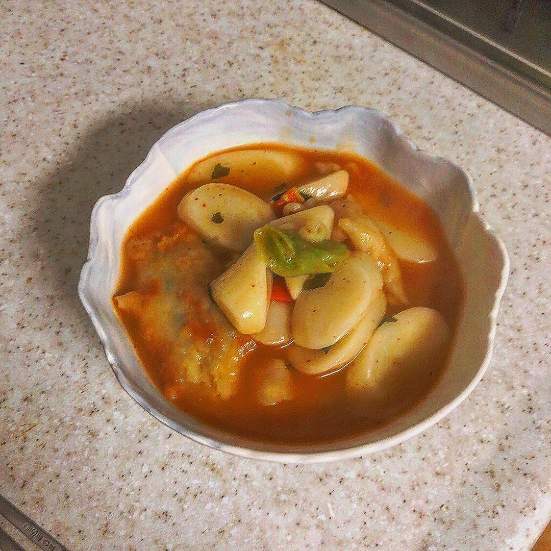 #떡라면 #만두라면 

다들 떡국은 맛있게 드셨나요?

올해는 떡국을 못 먹었는데
대신 #떡만두라면 먹었어요!!

만두는 시간을 못 맞춰서 터져버렸지만!!!'ㅠㅠ 쫄깃쫄깃 맛있었어요

라면은 #너구리 한마리 몰고 왔습니다🦝