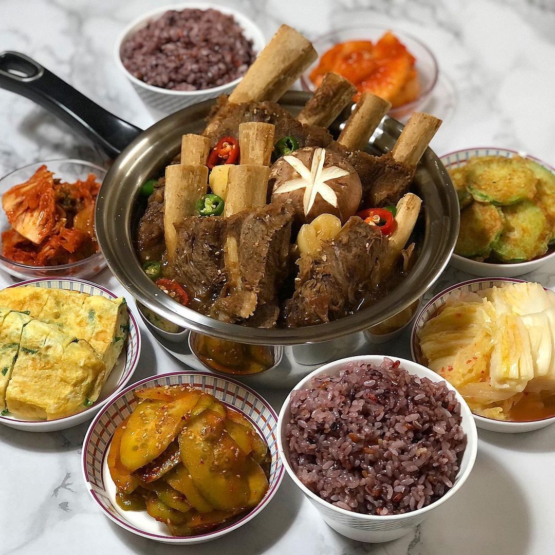 집순키친 on Instagram: “👉1월9일 #협찬 일요 힐링저녁 요 며칠 현생이 바빠 인스타도 이제서야 접속🙉 🦕소갈비찜으로 바빴던 현생을 충전해봅니다😅 요즘 오이값이...상승장 이지만 고기