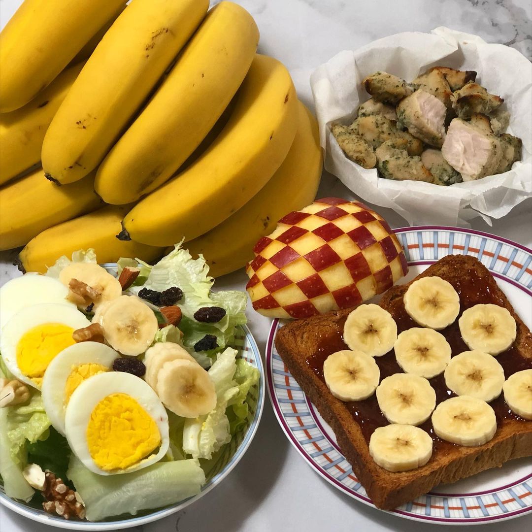 집순키친 on Instagram: “🍌 #제품제공 #점심 푸짐한 1인 홈브런치😋 ​ 에프에 꾸운 토스트에 쨈, 바나나 올리구요! 닭가슴살도 꿉꿉~ 샐러드까지 이 모든게 1인분 이란...말씀!🤭 인친님 인