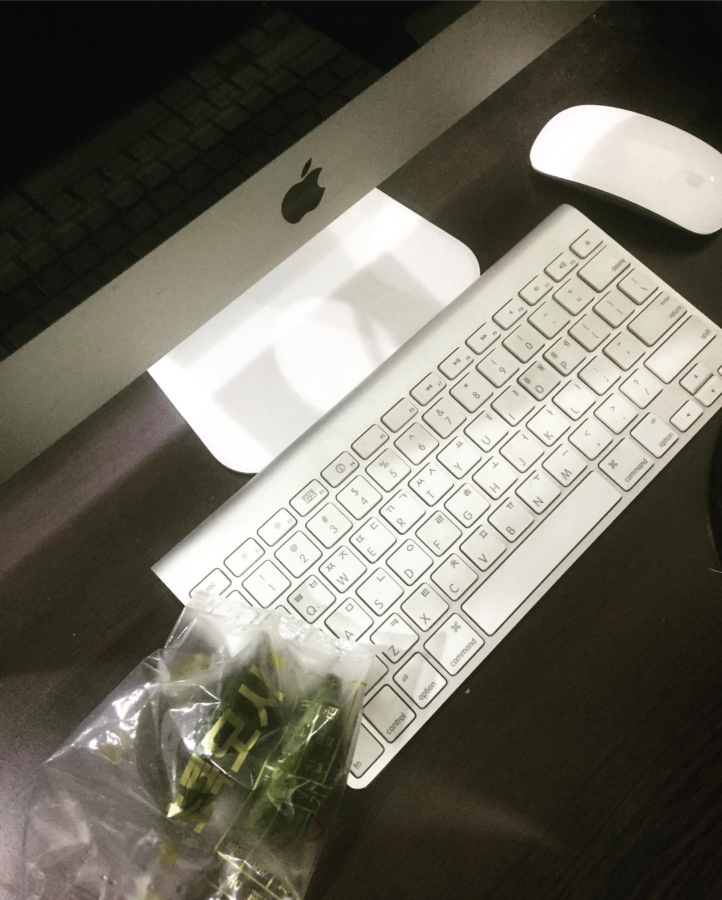 몸에 좋고 맛있는 영광모시떡, 모시송편 먹고있어요!!
모싯잎을 직접재배해서 만들어서 아끼지 않고 많이 넣어서 만든 모싯잎송편인데요~
모싯잎함량 25%로 모시향이 진한 모싯잎송편! 사무실에서 간식으로 먹기좋아요♡

#모시송편#모싯잎송편#모시떡#영광모시송편#영광모시떡#영광송편