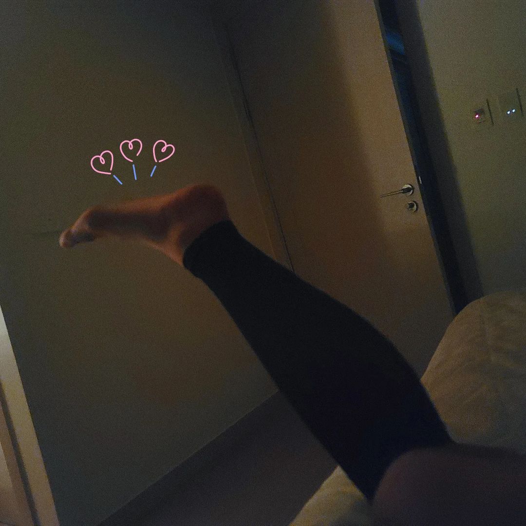 @mjvely on Instagram: “저는 사무직이다 보니까 하루종일 책상 앞에 앉아 있어서 퇴근할 때 보면 다리가 퉁퉁 붓더라구여🥲 아침이랑 퇴근할때를 비교 해보면 눈으로 그 차이가 보일 정도라서