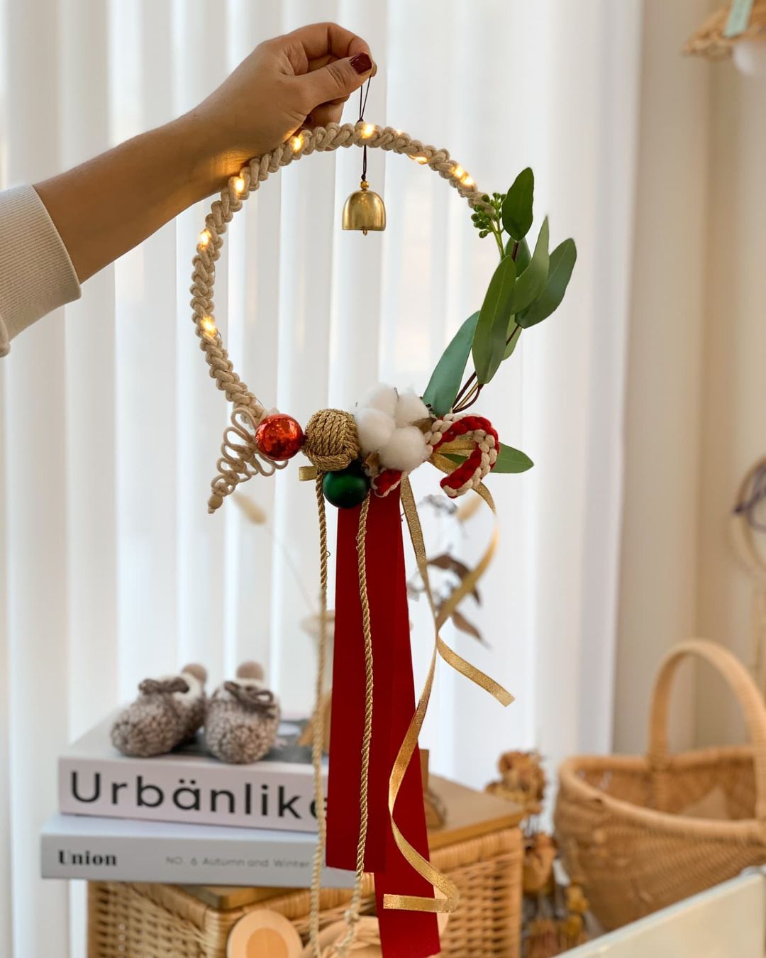 엄마사람⚘ on Instagram: “🎄🎄🎄🎄 간만에 @oui_rattan 쌤도 보고 크리스마스 리스도 만들고 울집 분위기 크리스마스 분위기🥰 너므 예쁨 ꈍ◡ꈍ . . . . #크리스마스리스 #꼼지락꼼지락 #핸