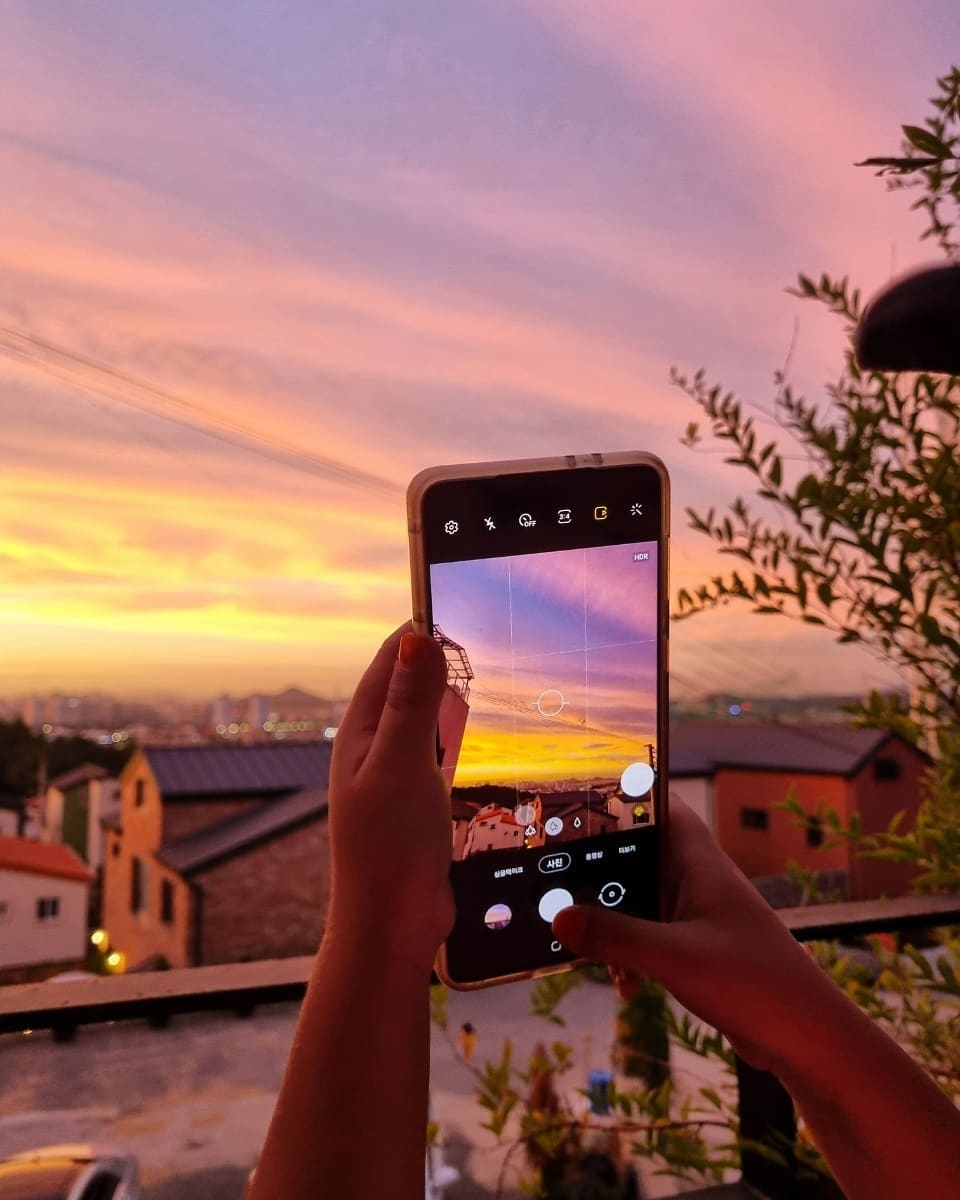  “🌆🌇🌆🌆 . 저희 집엔 식물도 사랑하고 #갬성사진 찍는걸 좋아하는 #꿈나무가 있찌요◡̈ 학원 갔다오면서 하늘 너무 예쁘다고 엄마 빨리 보라며 사진 찍자며ㅋㅋㅋ 예쁜 것도 공유할 줄 아는 #갬성쟁이 #정아준씨 . 첫번째 두번째 빼고 다 아준이가 찍은…”