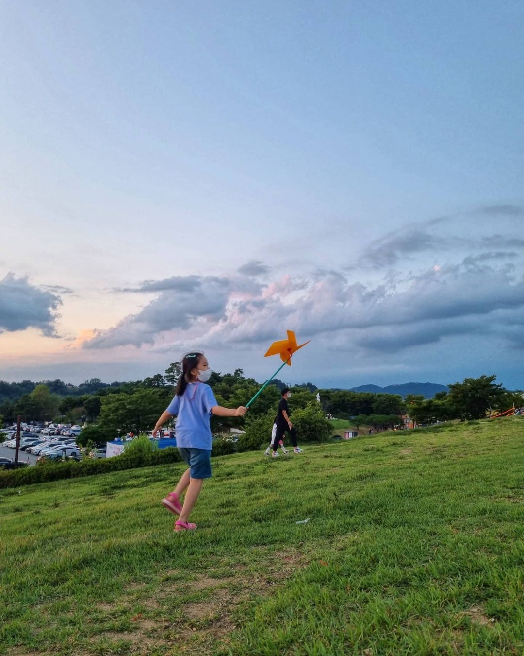  “🌆🌇🌆🌆 . 알찬 하루를 보내며 ◡̈ 우리 #연날리기 하러 또 오장~ . . . . #외곽살아서 #갈곳도많음 #주말나들이 #주말드라이브 #우리가족사랑해 #주말일상 #dailygram”