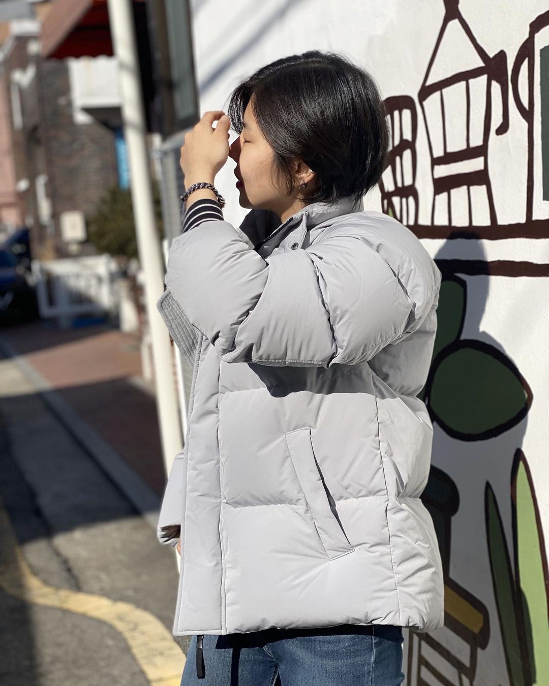 상미 on Instagram: “오랜만입니당 다들 좋은 저녁보내고 계신가요🙏 저는회색 패딩에 어울리는 팔찌를 착용하고 왓어요:) 👉 써지컬스틸 체인 팔찌 너무 예쁜 주문제작 체인 팔찌 에요❤️